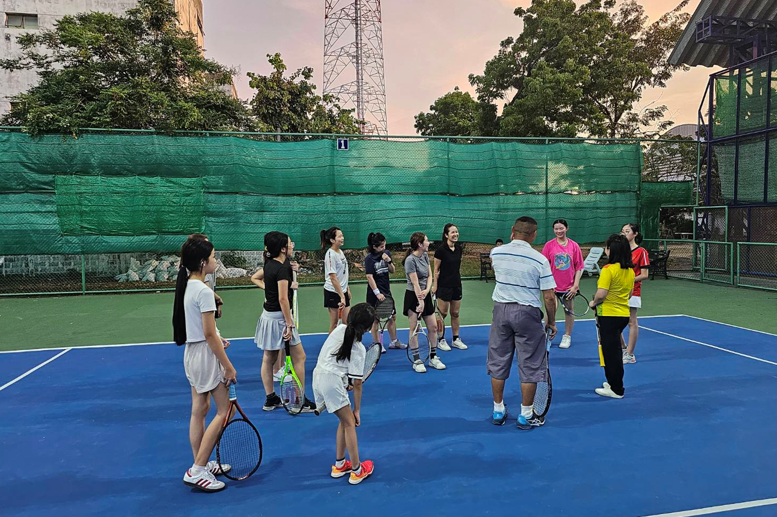 👥 สนุกเต็มร้อย ได้เทคนิคเต็มเปี่ยม! เรียนเทนนิสแบบกลุ่ม (Group Lessons) สำหรับมือใหม่